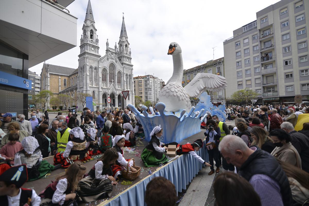 Desfile de carrozas de las fiestas de El Bollo de 2022.