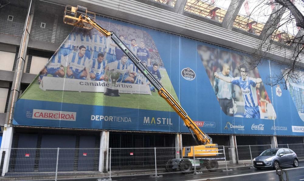 Retirada de las lonas del estadio de Riazor