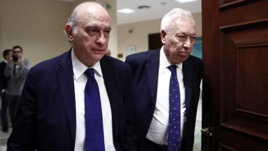 Fernández Díaz, a la foto amb Margallo, després de comparèixer davant la comissió d&#039;investigació.