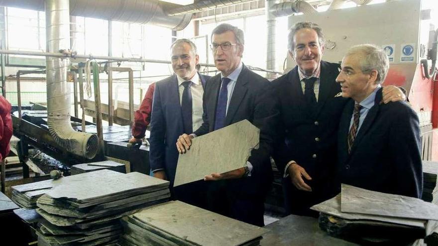 Alberto Núñez Feijóo, durante la visita que realizó ayer a Valdeorras y a una fábrica de Quiroga. // FdV