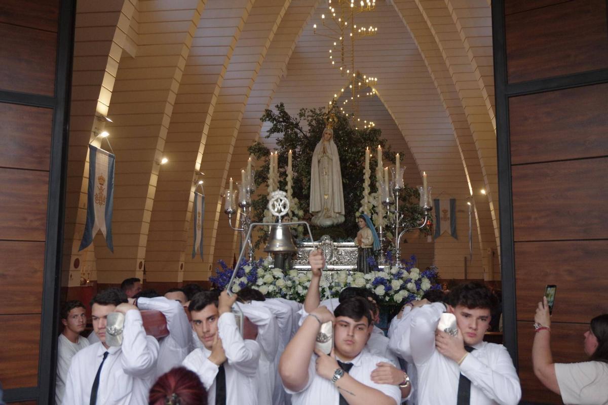 Procesión de la Virgen de Fátima por el barrio de La Trinidad, estrenando la ampliación del trono