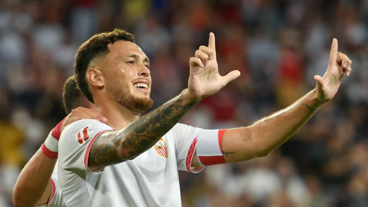 Lucas Ocampos celebra el gol marcado de penalti al Al-Ittihad durante el partido del XIII trofeo Antonio Puerta