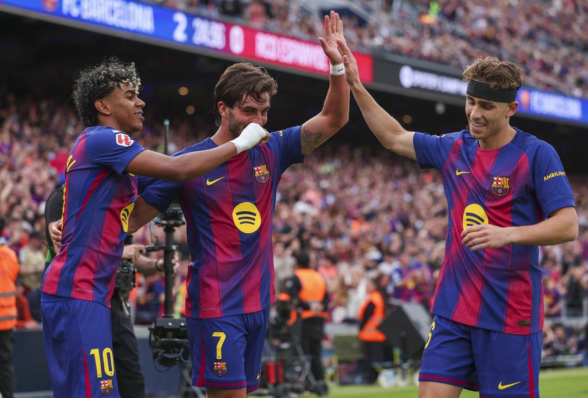 Lamine Yamal y Fermín felicitan a Ferran Torres tras su segundo gol.
