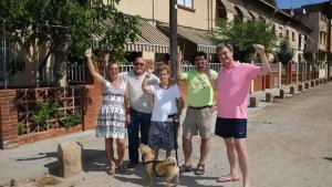 Vecinos del pasaje de Santa Eulàlia celebran al desafectación de sus fincas tras 40 años amenazados.