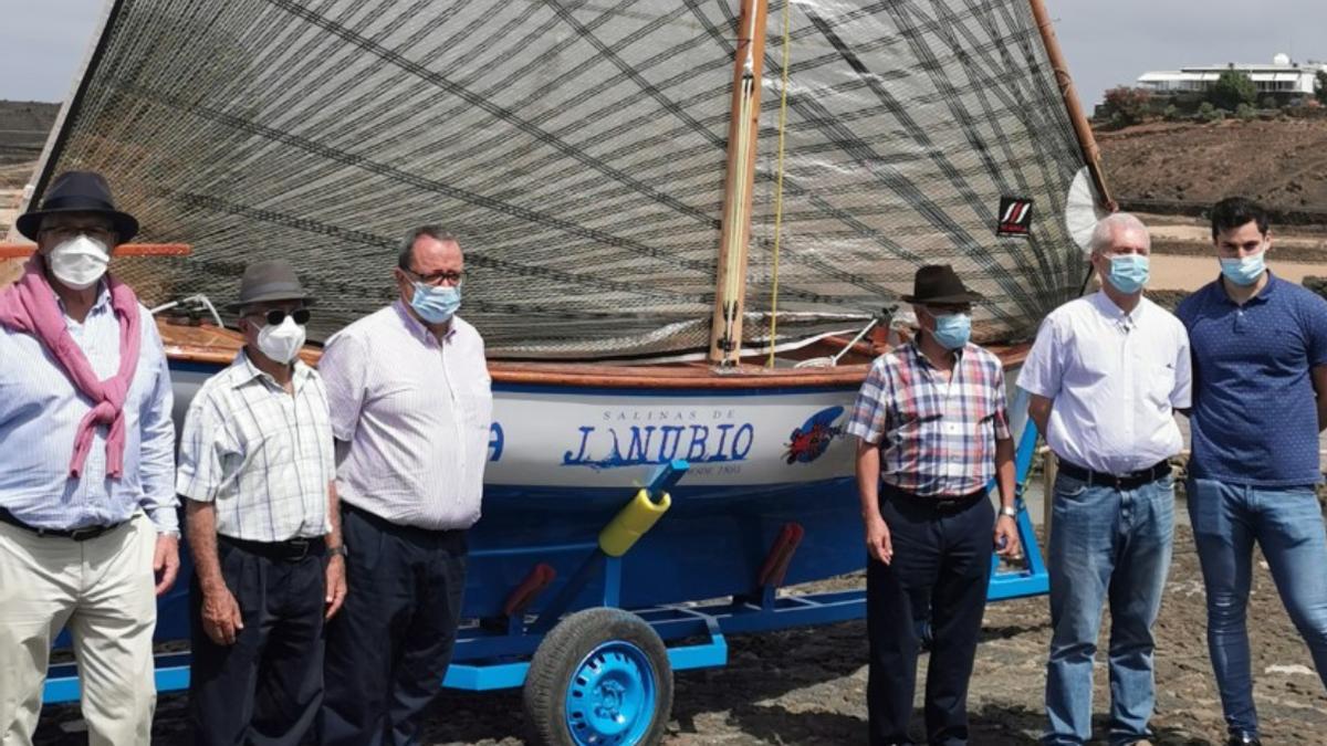 Marcial Morales Cabrera, junto a miembros de su Junta Directiva, en la reciente presentación del barquillo de vela latina “Fayna Salinas de Janubio” en el municipio de Yaiza.