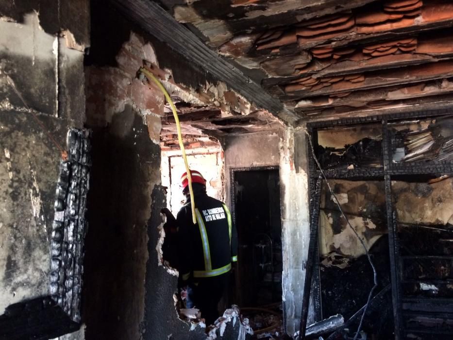 Así ha quedado el interior de la vivienda calcinada en el incendio.