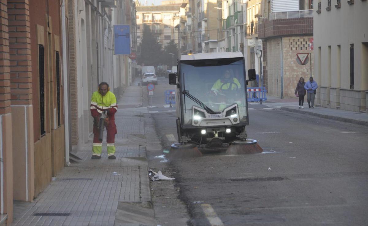 La primera jornada de limpieza se llevó a cabo en la plaza de Santa María el 25 de febrero. | SERVICIO ESPECIAL