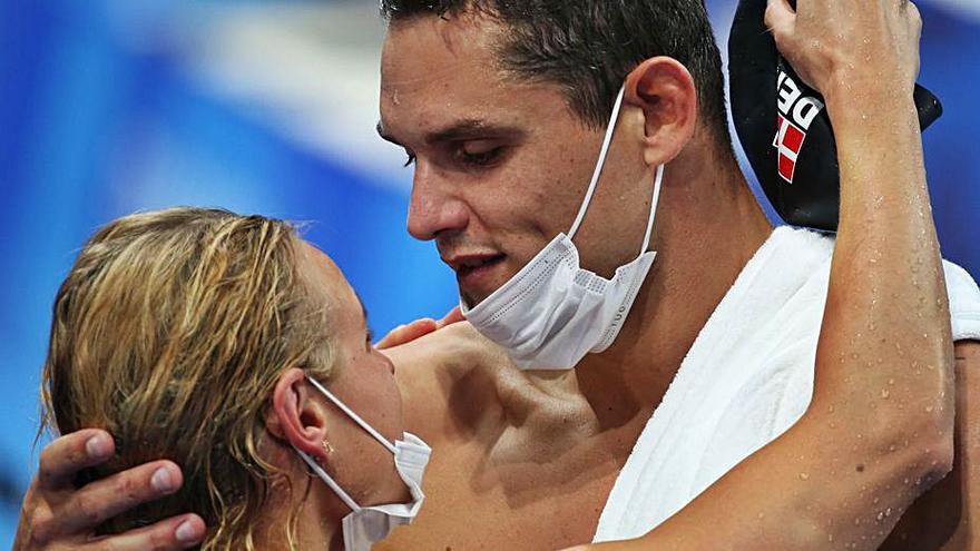 Abrazo entre la danesa Blume y el francés Manaudou. |  // REUTERS