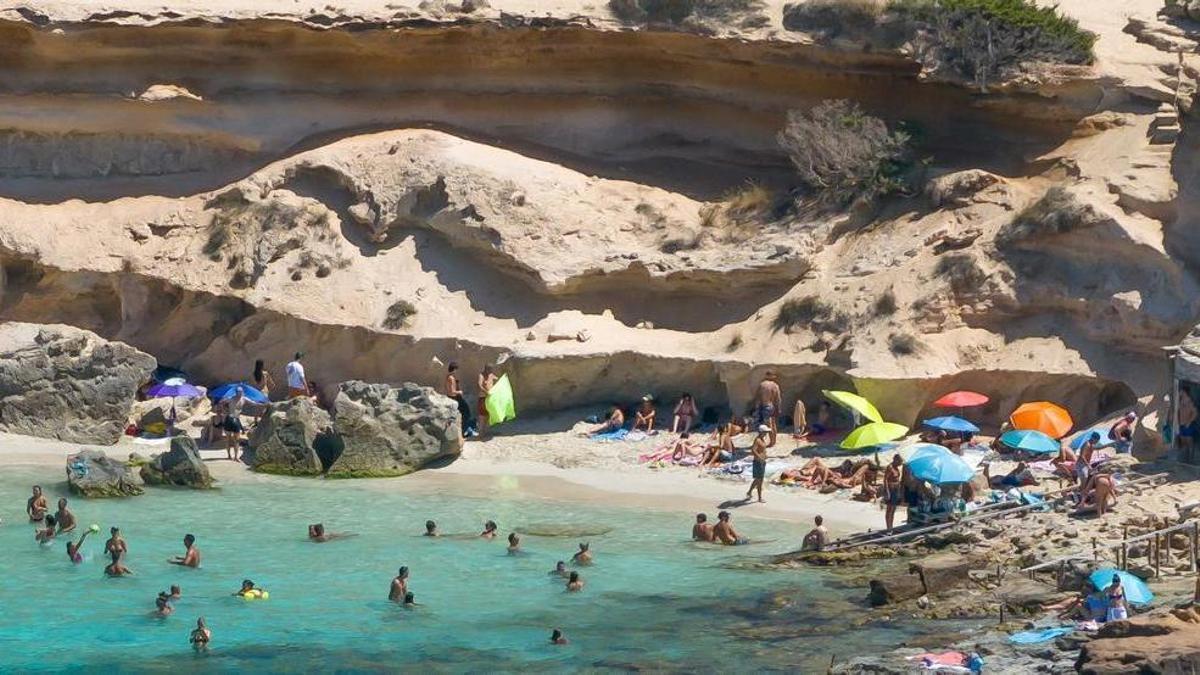 Numerosos bañistas aprovechaban la sombra de los voladizos el pasado domingo en es Caló des Morts