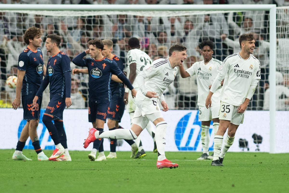 Partido de octavos de final de la Copa del Rey entre el Real Madrid y el Real Club Celta de Vigo, disputado en el estadio Santiago Bernabéu. Federico Valverde (c) celebra el cuarto gol del Real Madrid.. FUTBOL.