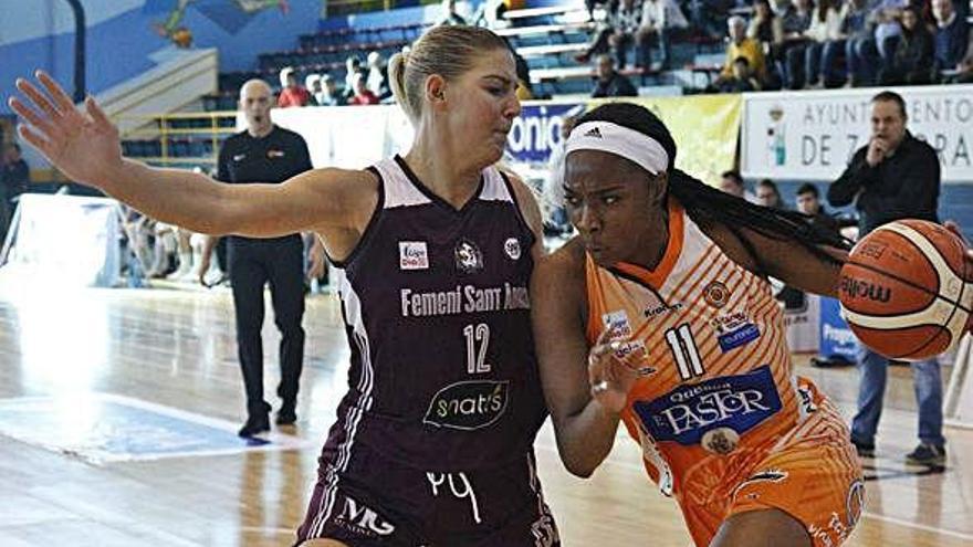 María Jespersen, nuevo fichaje naranja, defiende a Chelsea Nelson en un duelo de la pasada liga.