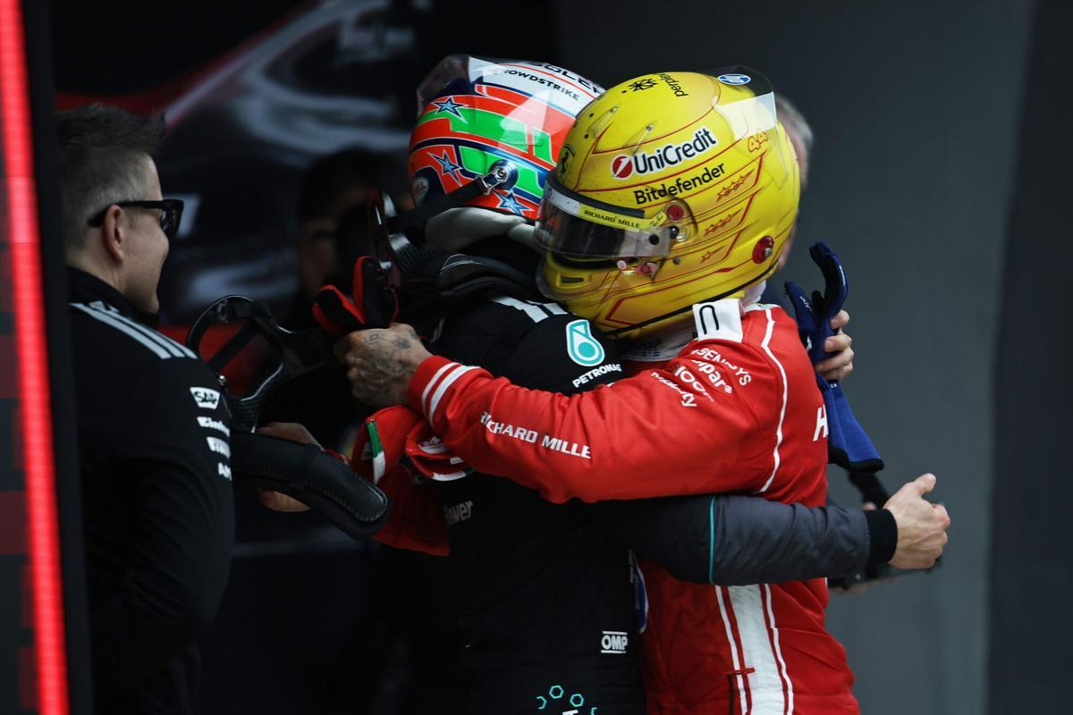 SHANGHAI (China), 15/03/2026.- Mercedes driver Andrea Kimi Antonelli (L) of Italy hugs Scuderia Ferrari driver Lewis Hamilton of Britain after the 2026 Formula 1 Chinese Grand Prix, in Shanghai, China, 15 March 2026. The 2026 Formula 1 Chinese Grand Prix is held at the Shanghai International Circuit racetrack on 15 March. (Fórmula Uno, Italia, Reino Unido) EFE/EPA/ANDRES MARTINEZ CASARES