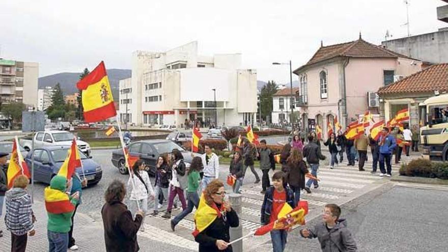 Decenas de vecinos de Valença recorren, ayer, el municipio con banderas españolas.