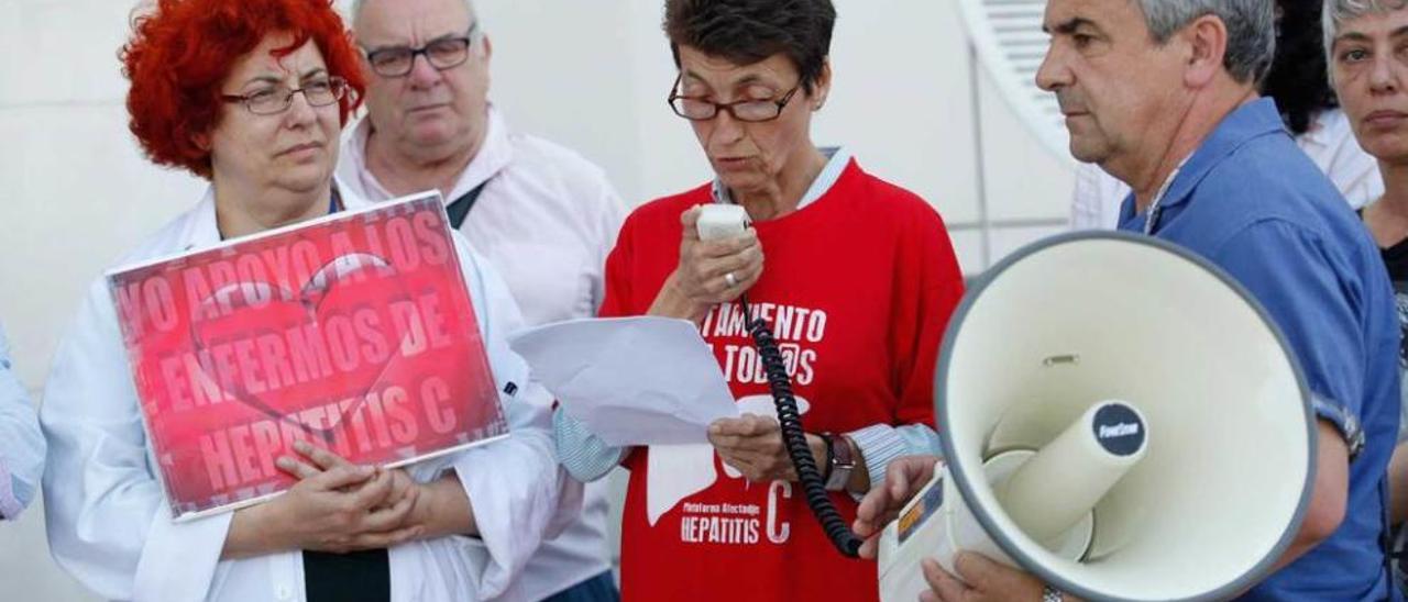 Covadonga Menéndez de la Torre, micro en mano, lee un manifiesto en un acto reivindicativo en junio de 2015.