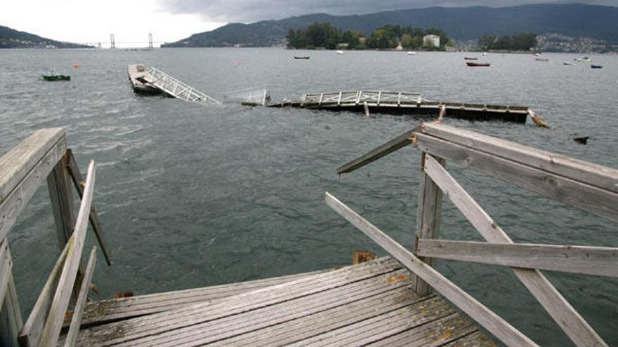 Una parte del embarcadero de Cesantes flota en el mar, ayer, tras romperse la estructura debido a su estado de deterioro