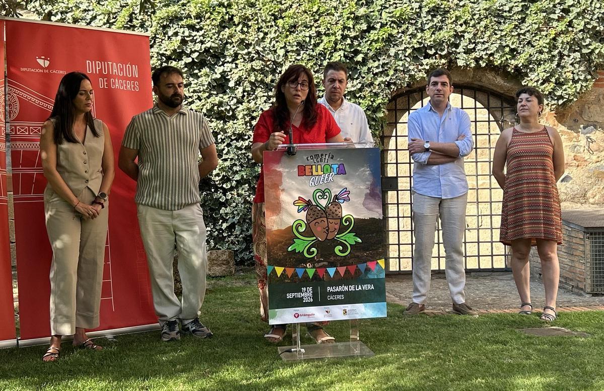 Junto al micrófono, Silvia Tostado, presidenta de Fundación Triángulo Extremadura.