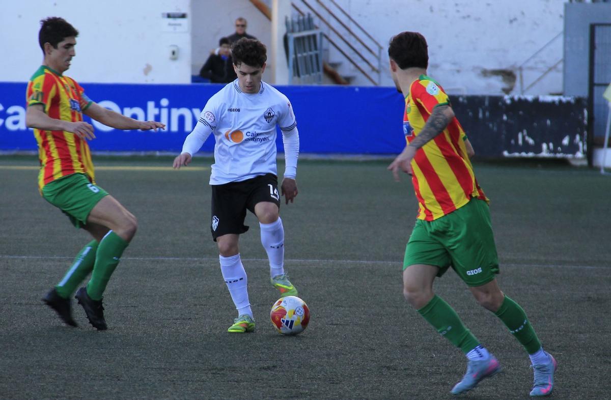 El Ontinyent 1931 controla el balón ante el Jove Español, en el partido en el Clariano.