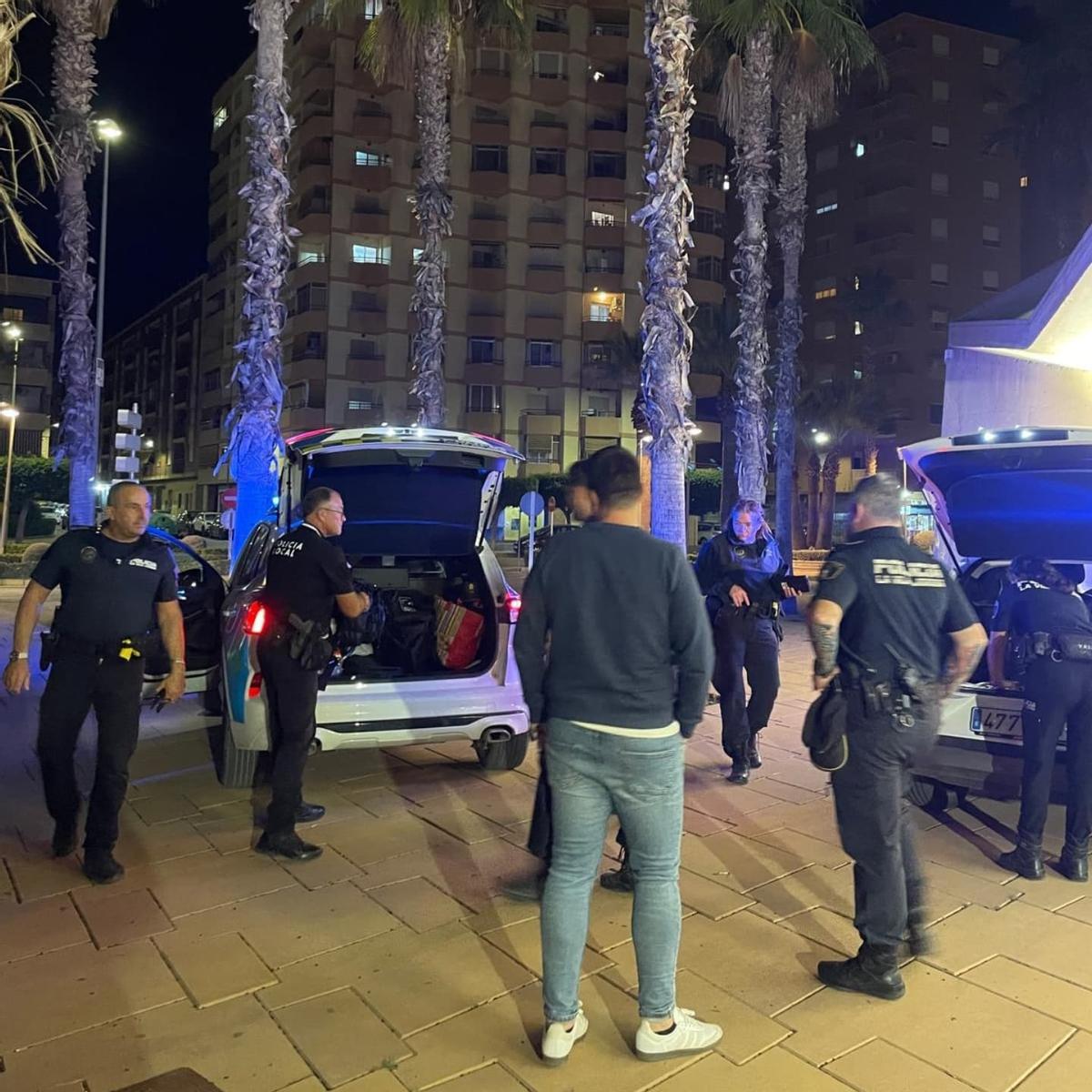 Policías de La Vila Joiosa se preparan para desplazarse a Valencia por la DANA.