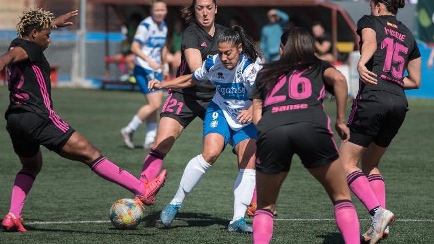 Martín-Prieto rodeada por varias futbolistas del Madrid CFF