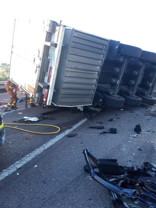 Excarcelan a un conductor tras colisionar su vehículo con un camión en la A-7