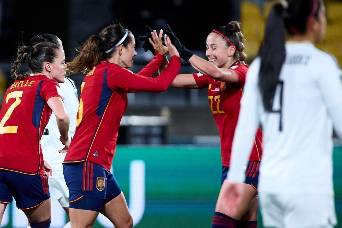 Las jugadoras de la selección española celebran uno de los goles.