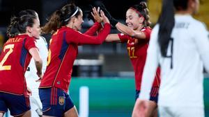 Las jugadoras de la selección española celebran uno de los goles.