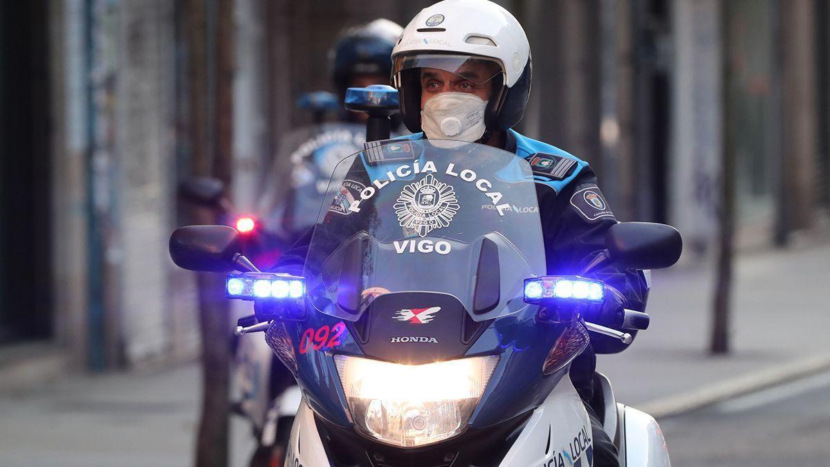 Un agente de la Policía Local de Vigo patrulla la ciudad. /  RICARDO GROBAS