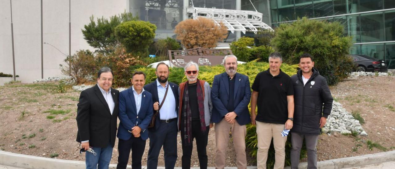 En la imagen de la izquierda, Jesús Martínez y Jorge Menéndez Vallina, con la camiseta del Oviedo en el salón presidencial de Pachuca. A la derecha, Antonio Moreno, Corral, Vallina, Martínez, Paredes, César Martín y un acompañante en la visita institucional, en los exteriores de las oficinas de Grupo. | R. O.