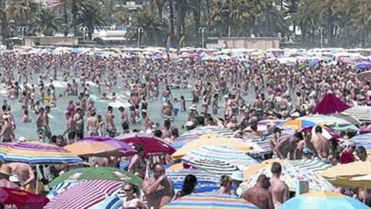 Una playa de Salou repleta de bañistas.