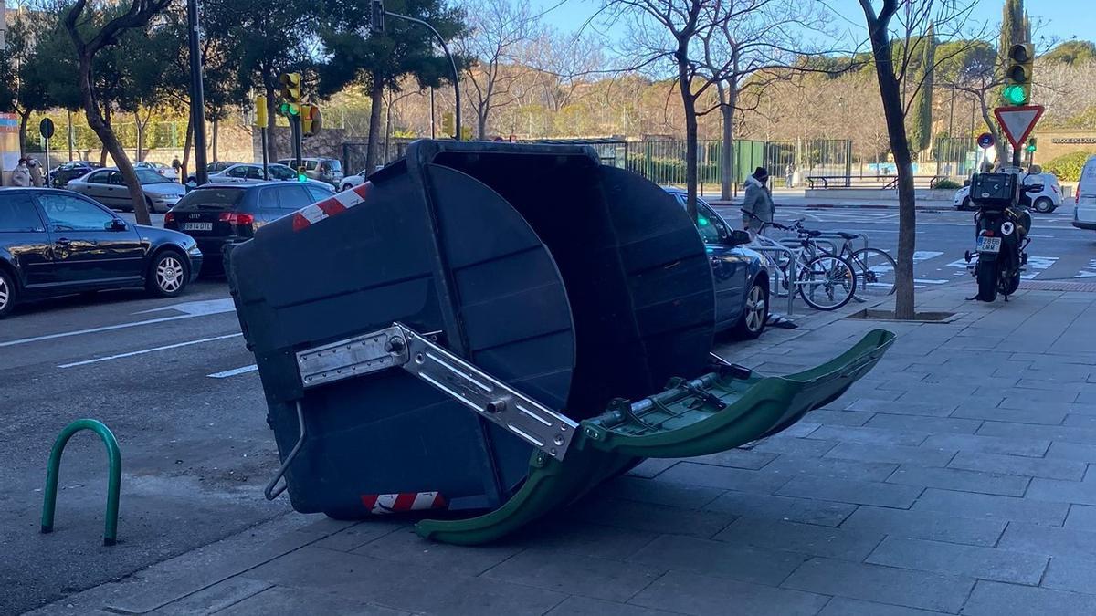 Contenedor volcado en una calle de Zaragoza hoy.