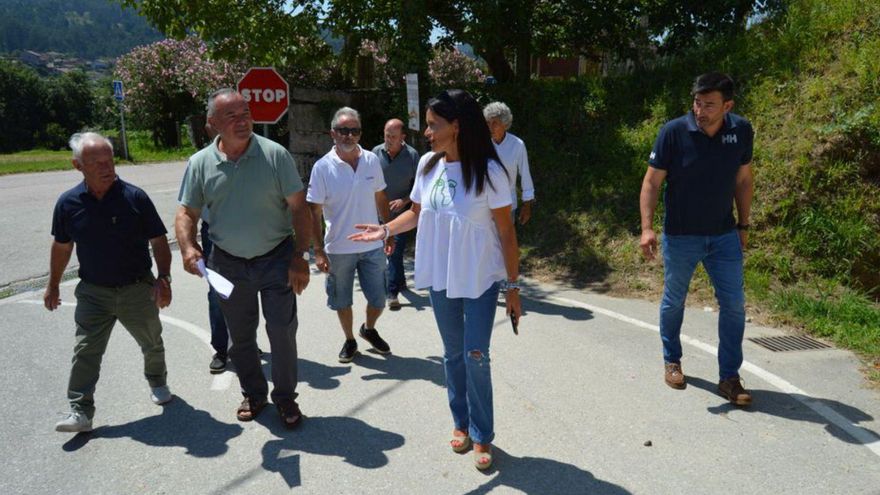 La alcaldesa, Nidia Arévalo, junto al arquitecto y comuneros en el acceso al pazo. // D.P.