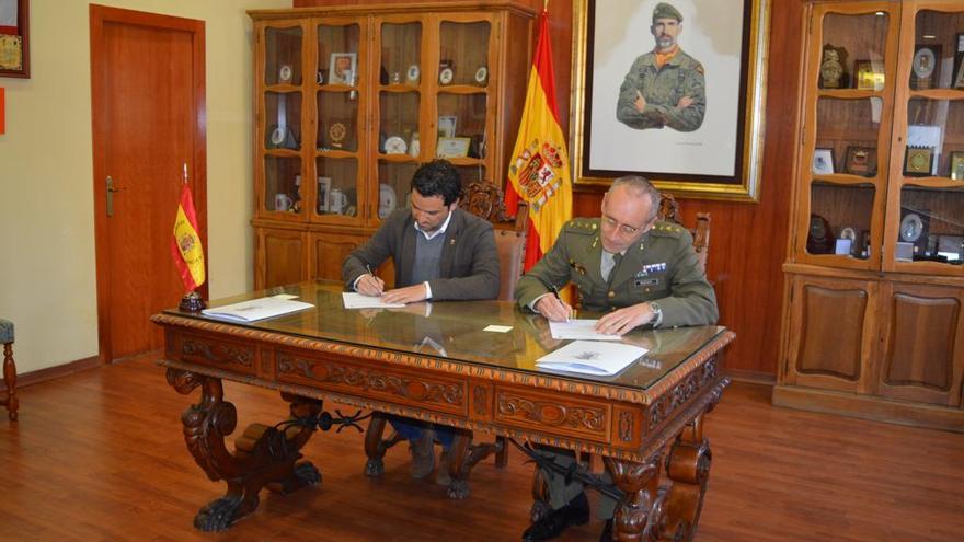 Sagredo firma la cesión de la residencia con el coronel jefe del cuartel, Andrés García Iglesias.