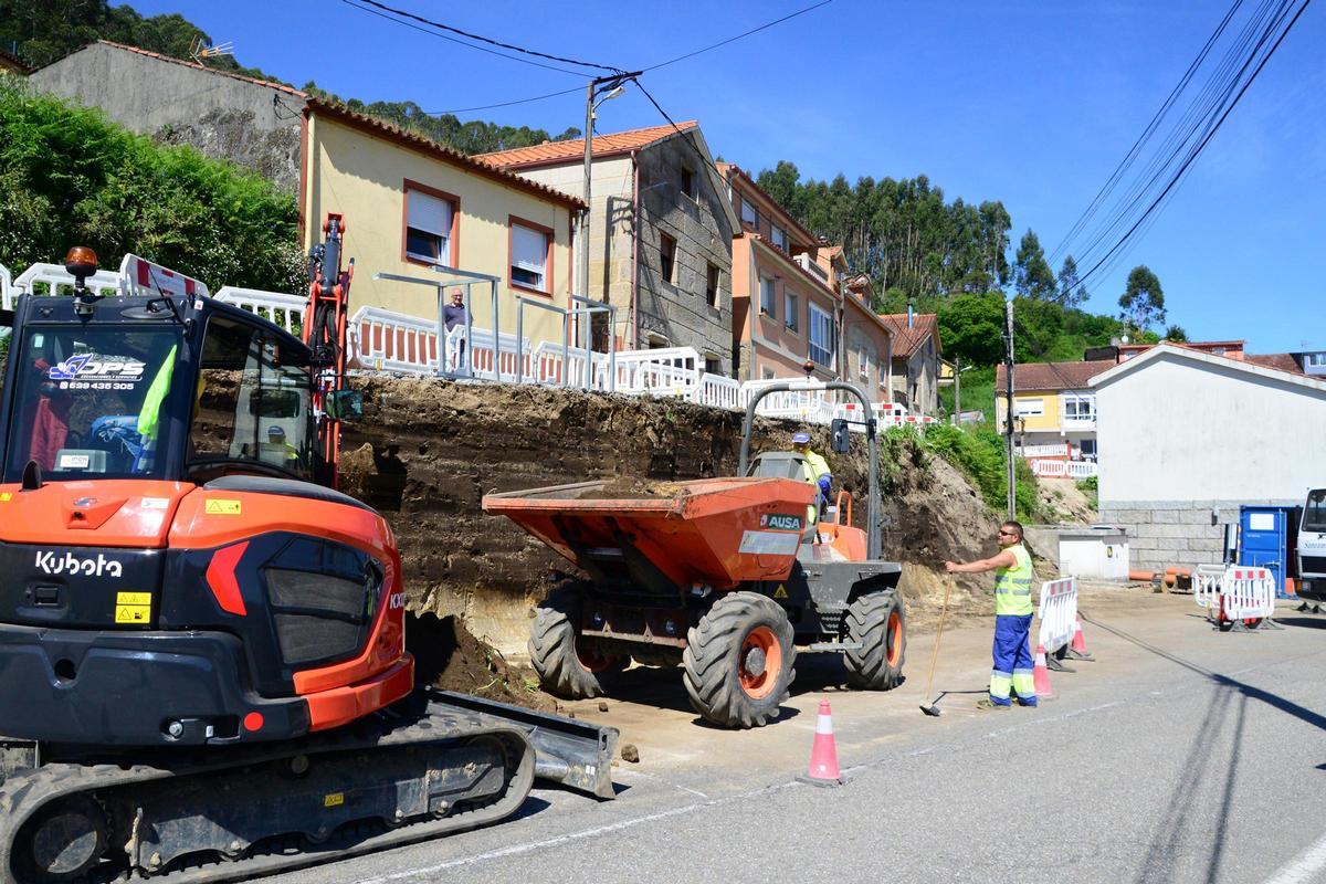 En los días previos se procedió a excavar el talud natural con frente a la carretera de O Valado.