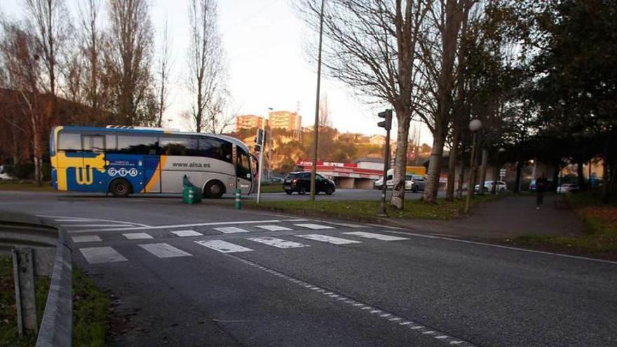 El paso de cebra en donde se produjo el accidente, con la glorieta de los Canapés al fondo.