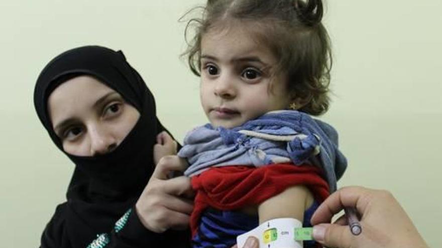 Una mare amb la seva filla desnodrida, a Ghouta
