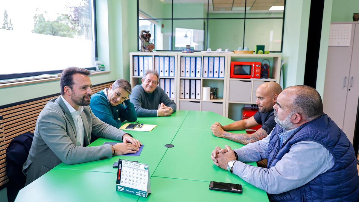 En el sentido de las agujas del reloj, Álvaro Queipo, Pedro de Rueda; Faustino Roque, Isaac Menéndez e Ildefonso Llorente.