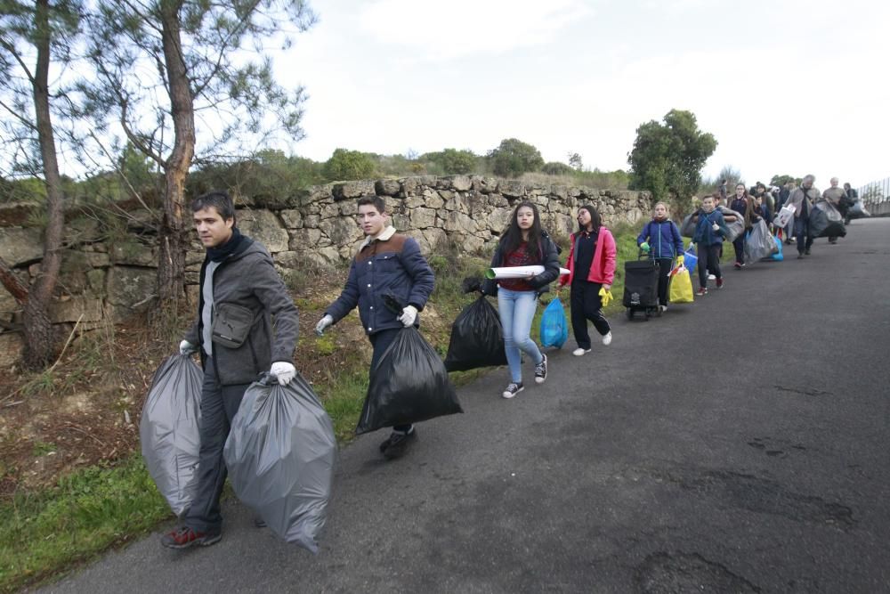 Basura en el monte para decorar un árbol