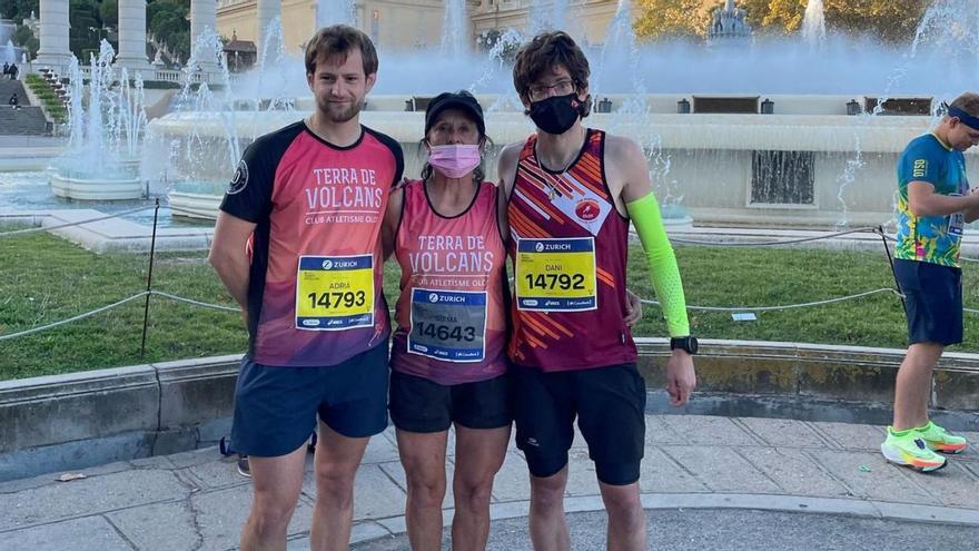 Quima Casas, a Barcelona on va córrer la Marató d’aquest 2021, amb dos companys del club.  | CA OLOT/TERRA DE VOLCANS