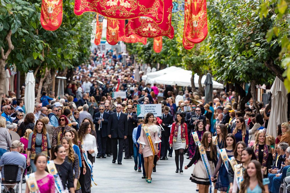 Las bandas marcan el ritmo del arranque de las fiestas de Benidorm.