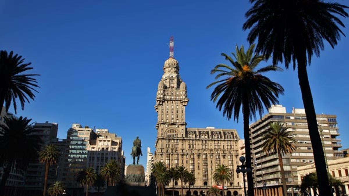 Plaza Independencia, con la estaua del héroe nacional José Gervasio Artigas.