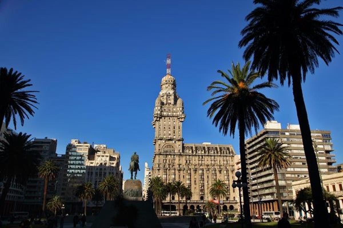 Plaza Independencia, con la estaua del héroe nacional José Gervasio Artigas.