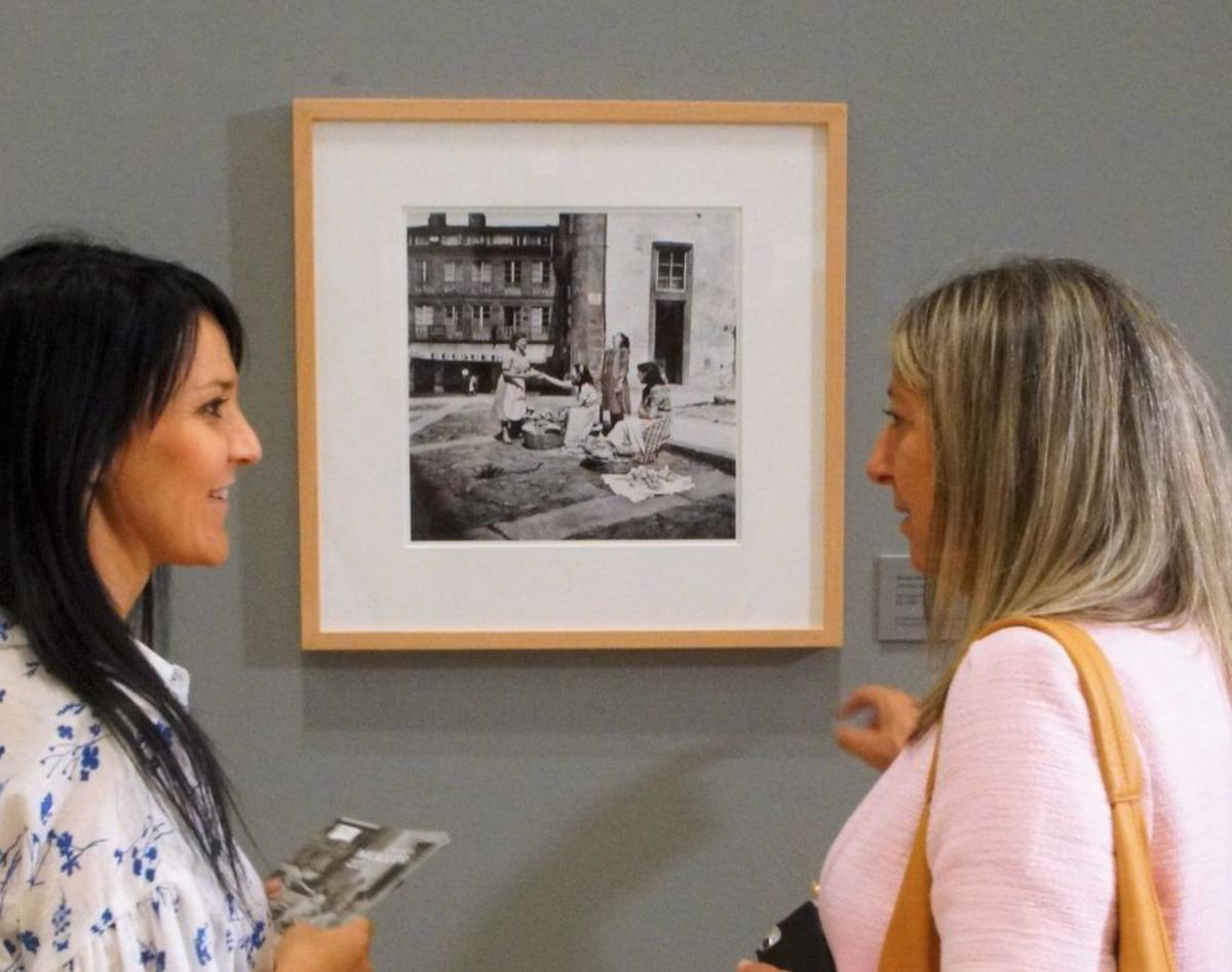 A la derecha, la edil Mila Castro viendo la muestra / jesús prieto