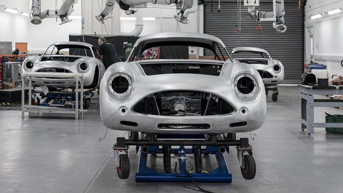 Aston Martin DB4 Zagato Continuation en fase de producción.