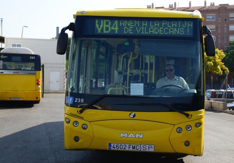 El autobús municipal  VB4 para ir de la ciudad en la playa de Viladecans