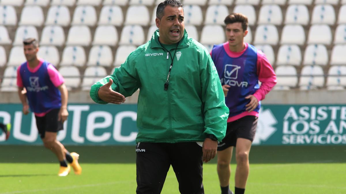 Germán Crespo da instrucciones a sus nuevos jugadores durante el primer entrenamiento del Córdoba CF, ayer, en El Arcángel.