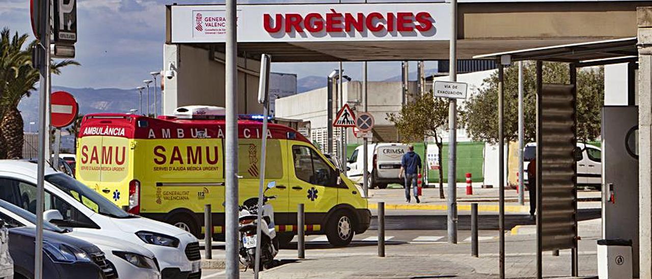 Una ambulancia accede a urgencias en una foto de archivo. | PERALES IBORRA