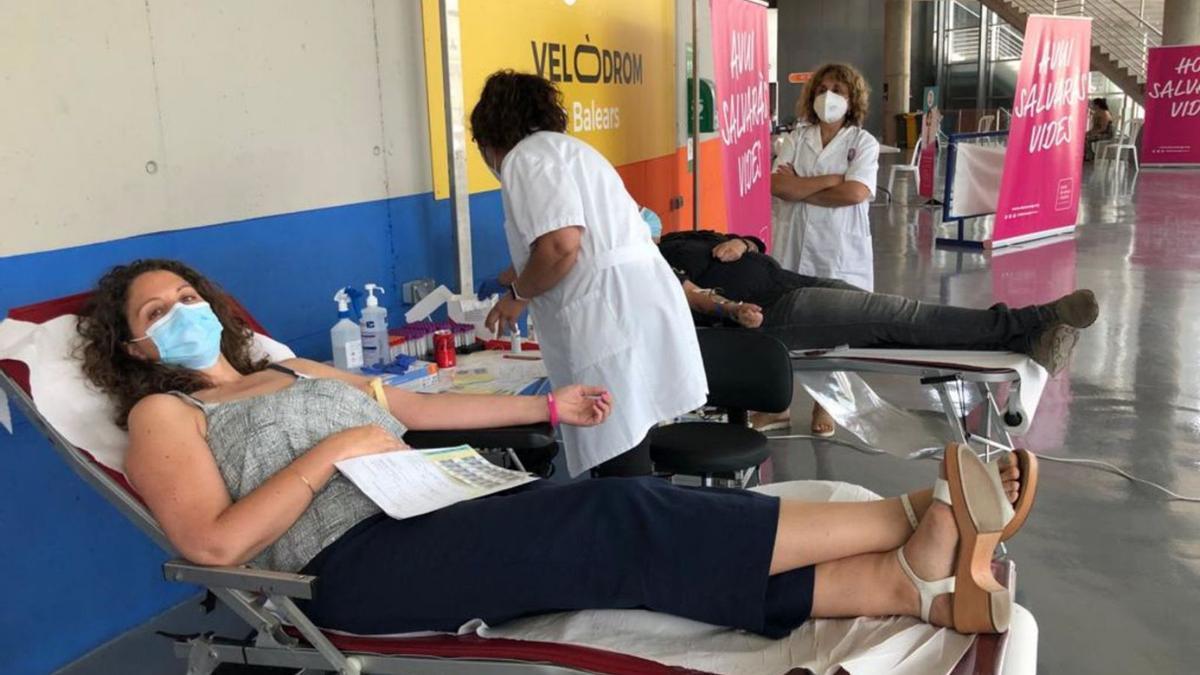 Una mujer donando vida ayer en la campaña organizada en el Velódromo Illes Balears.