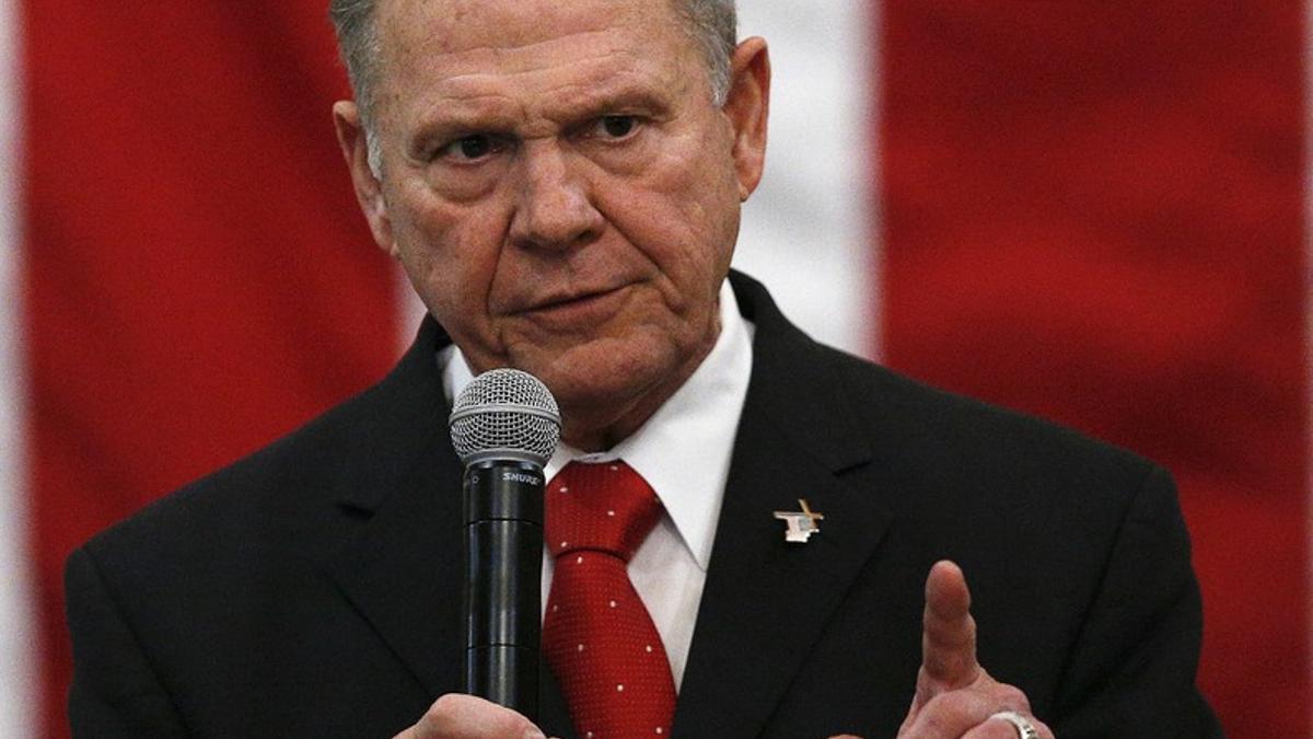 El candidato republicano para las elecciones legislativas de Alabama, Roy Moore, durante el mitin de este lunes.