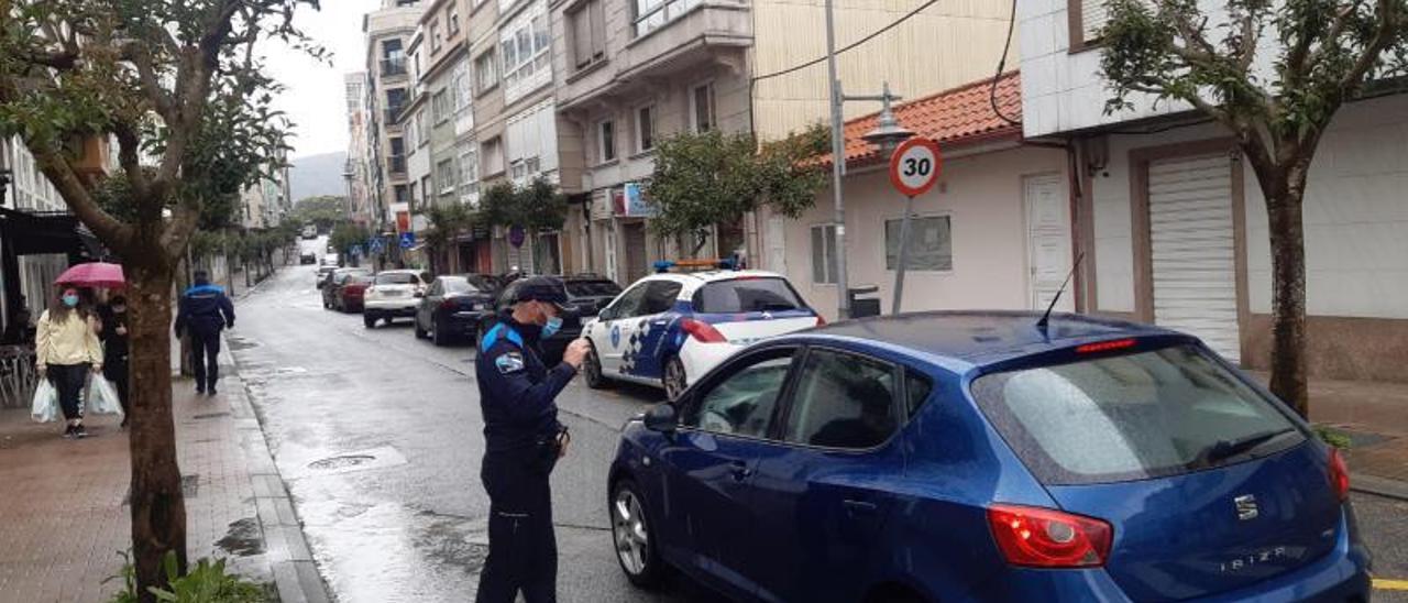 Policías locales en las calles de Cangas  | // SANTOS ÁLVARE.