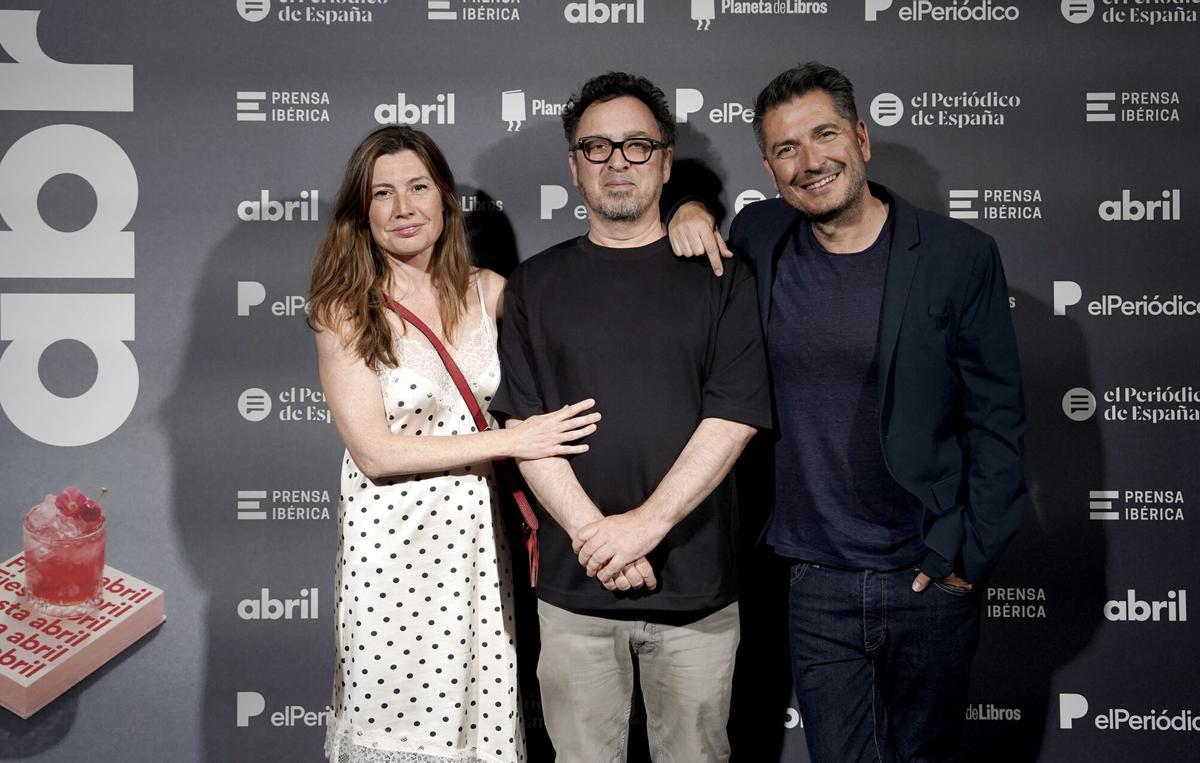 La periodista Ruth Méndez junto al escritor José C. Vales, y Carlos del Amor, periodista y escritor